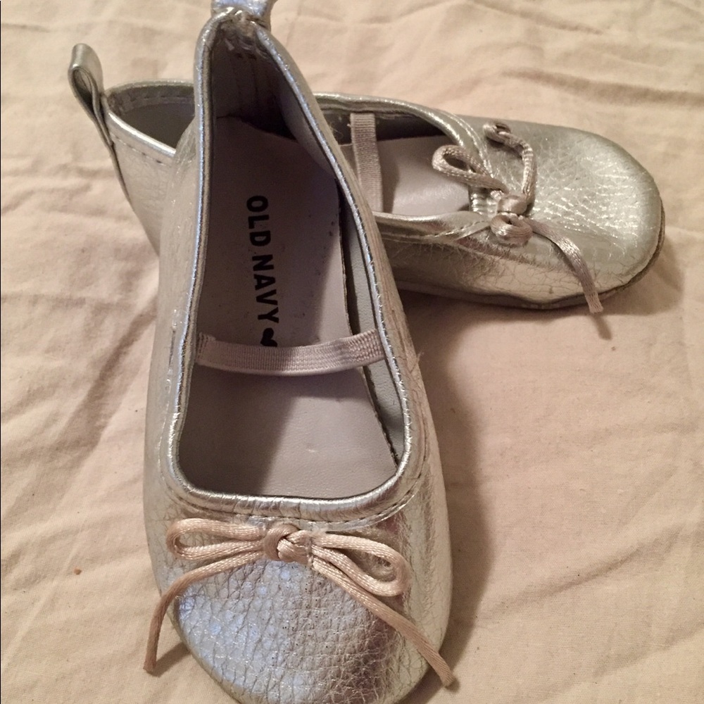 Girl Sz 4 Old Navy Silver Ballet Flats / Shoes - Picture 1 of 4